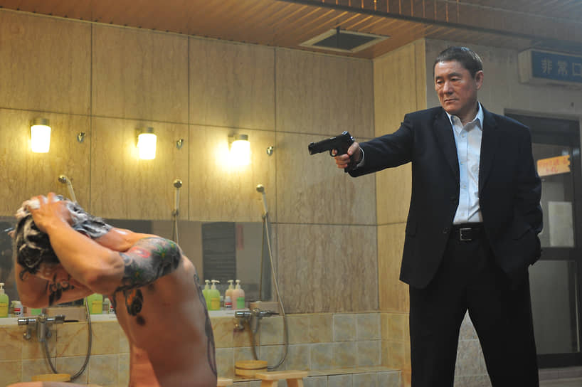 Японский режиссер нередко появляется в своих картинах. В частности, в фильме 2010 года «Беспредел» (кадр на фото) он сыграл главную роль. В актерской работе Китано использует псевдоним Бит Такэси