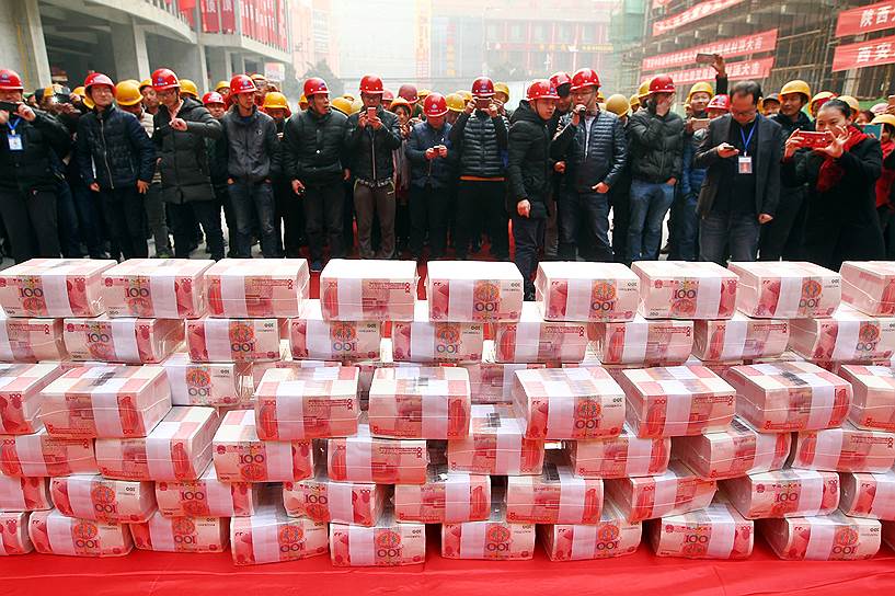 Сиань, Китай. Рабочие на строительной площадке ждут выдачи заработной платы и бонусов в честь Китайского Нового года