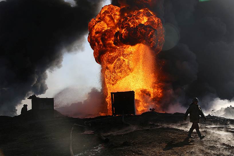 Кайяра, Ирак. Месторождение нефти, подожженное террористами «Исламского государства»