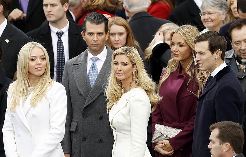 Дочь президента Тифани, сын Дональд Трамп-младший с супругой Ванесой, дочь Иванка с супругом Джаредом Кушнером