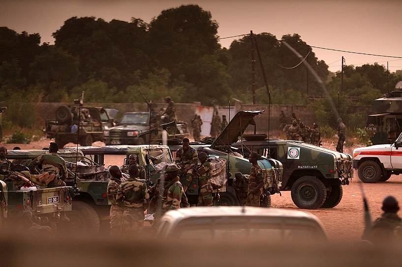 Гамбийская армия отказалась сопротивляться иностранному вторжению. На фото &amp;mdash; участники военной операции объединенных сил ЭКОВАС