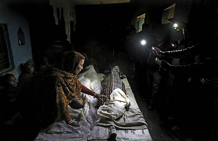Этах, Индия. Женщина скорбит над телами своих дочерей, которые погибли в столкновении грузовика и школьного автобуса
