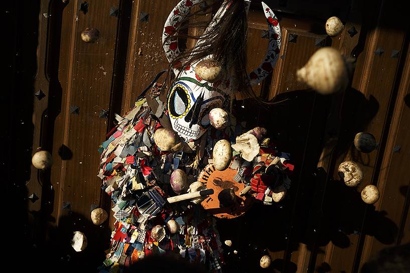 Пиорналь, Испания. Местные жители закидывают «демона» репой во время традиционного фестиваля 