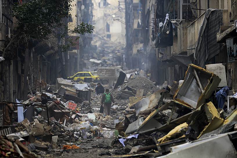 Алеппо, Сирия. Местные жители в разрушенном квартале города