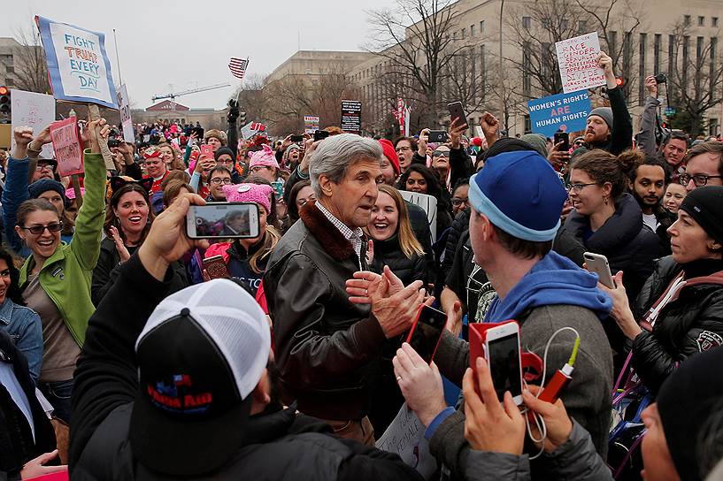 Бывший госсекретарь США Джон Керри на Women&#39;s March в Вашингтоне, США