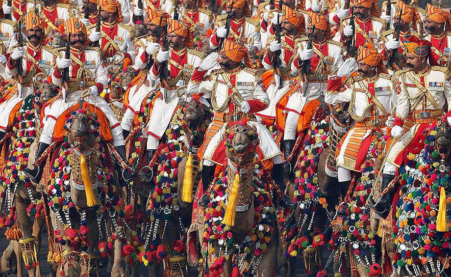 Нью-Дели, Индия. Солдаты на верблюдах во время репетиции парада ко Дню республики
