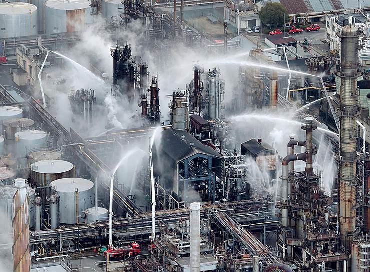 Арида, Япония. Пожарные машины тушат огонь на нефтеперерабатывающем заводе
