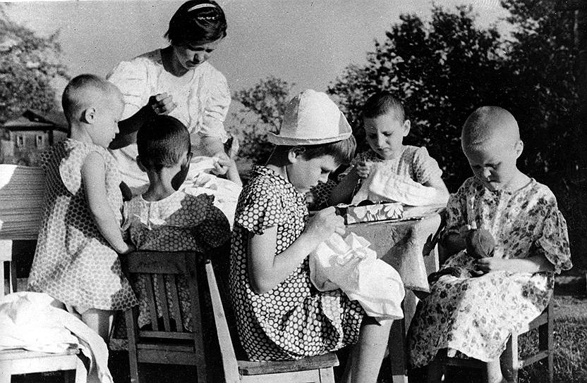 Дети, эвакуированные из блокадного Ленинграда, в одном из колхозов в Кировской области, 1943 год