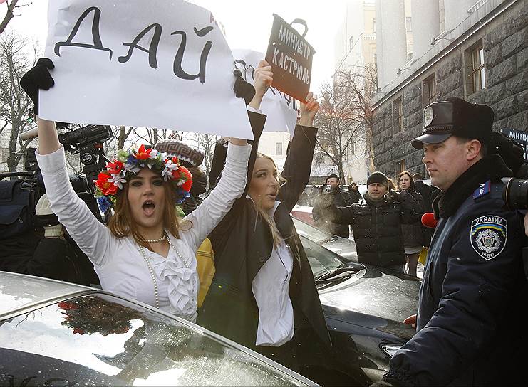 В марте 2010 года у стен кабинета министров Украины движение провело акцию «Дай портфель!» в знак несогласия с кадровой политикой Виктора Януковича — в его правительстве не оказалось женщин