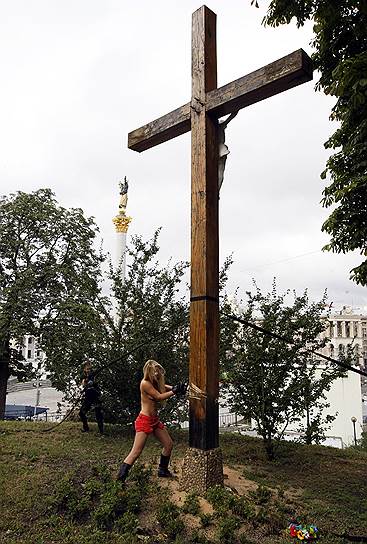 Утром 17 августа 2012 года в Киеве активистка движения Femen Инна Шевченко в знак поддержки девушек из Pussy Riot спилила бензопилой поклонный крест, установленный в память о жертвах сталинских репрессий на холме над Майданом