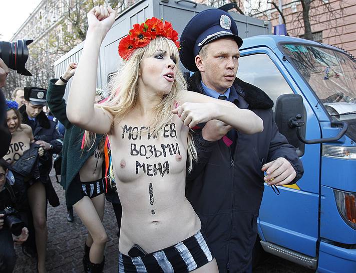 9 ноября 2010 года шесть активисток женского движения вышли к зданию Главного управления МВД Киева с надписями на груди «Могилев, возьми меня», «Сдаюсь с невинной», «Stop cop»