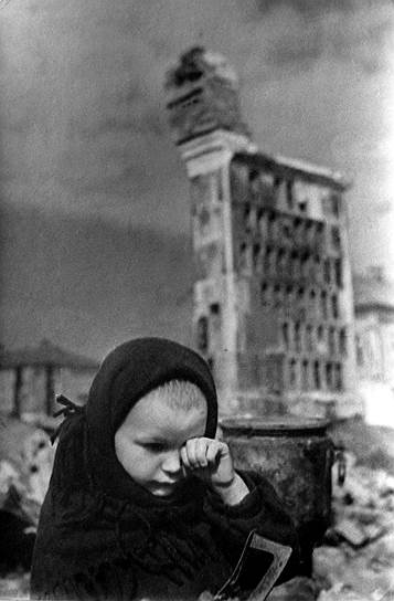 Девочка плачет над погибшими во время бомбардировок Смоленска родственниками, 1940-е годы