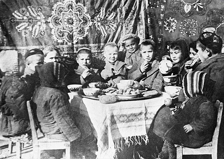 Ташкентский кузнец Шаахмед Шамахмудов взял в свою семью 16 детей, потерявших родителей во время Великой Отечественной войны, 1942 год