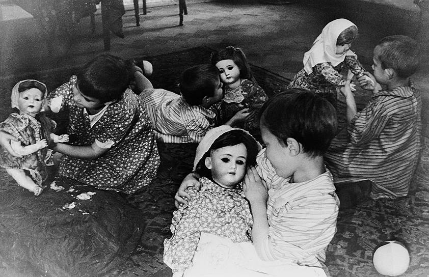 По данным государственного архива, в 1945–46 учебном году в школу пошли больше детей, чем в предшествующем войне году. Однако большая часть малолетних все еще оставалась в детских домах&lt;br>На фото: воспитанники одного из ленинградских детдомов, 1946 год