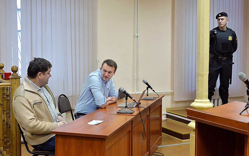 Основатель Фонда борьбы с коррупцией Алексей Навальный (в центре) и предприниматель, бывший глава Вятской лесной компании Петр Офицеров
