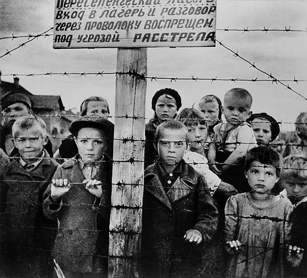 Большая часть детей, оставшихся без родителей и не успевших эвакуироваться, попали в концентрационные лагеря&lt;br>На фото: дети в переселенческом немецком лагере, 1944 год
