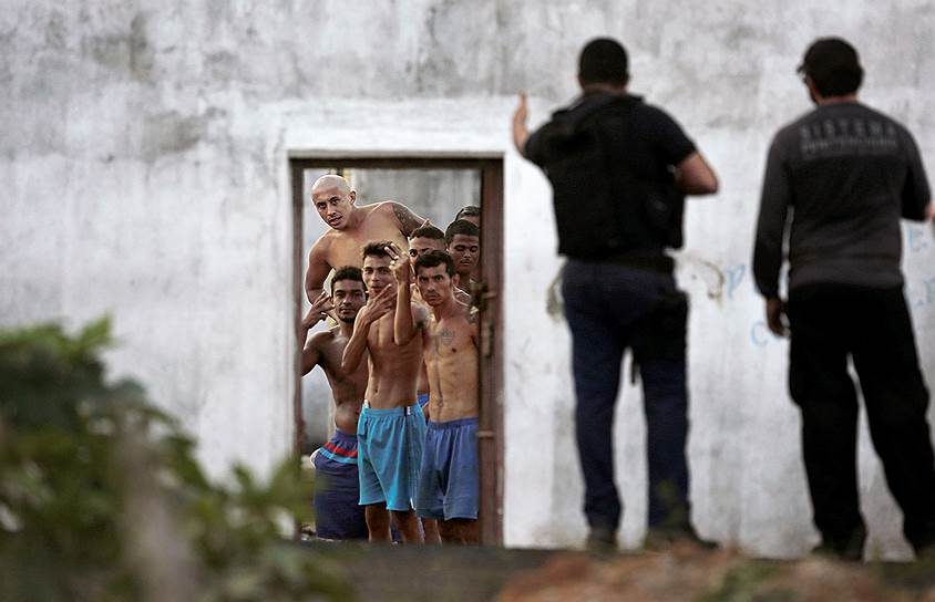 Натал, Бразилия. Полицейские жестами общаются с заключенными во время восстания в тюрьме «Алькакуз»