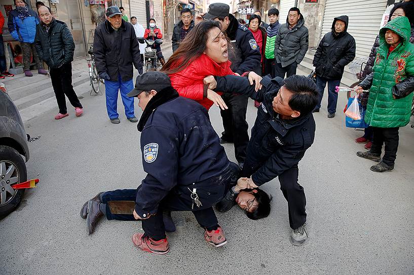 Пекин, Китай. Мужчина набросился с топориком на сотрудников местной службы безопасности, когда те пытались оштрафовать его за стоянку автомобиля на главной улице района, населенного мигрантами