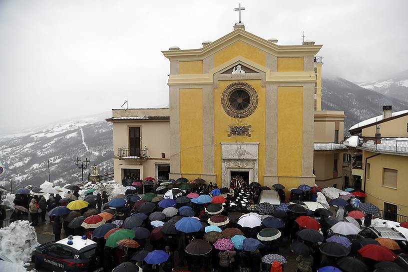 Фариндола, Италия. Похороны погибших под лавиной, сошедшей на отель Rigopiano в провинции Абруццо