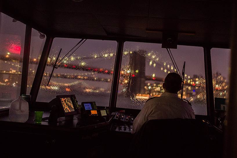 Нью-Йорк, США. Паром пересекает реку между Манхэттеном и Бруклином во время шторма