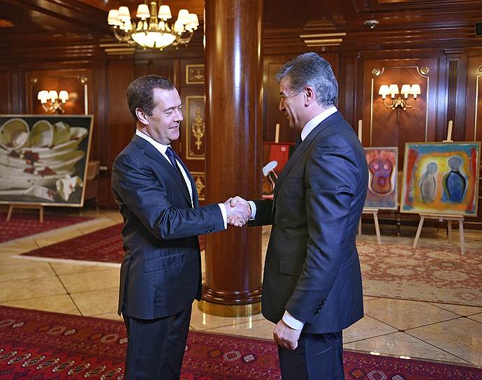 Премьер-министр России Дмитрий Медведев (слева) во время встречи с премьер-министром Армении Кареном Карапетяном 