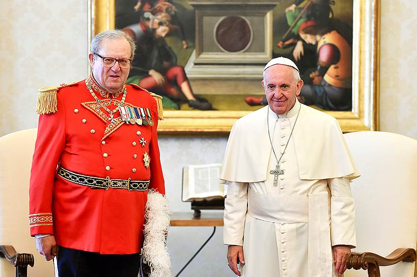 Великий магистр Мальтийского ордена Мэттью Фестинг (слева) и папа римский Франциск 