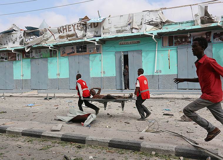 Могадишо, Сомали. Спасатели несут пострадавшего во время взрыва у отеля Dayah. В результате теракта 28 человек были убиты и около 50 ранены 
