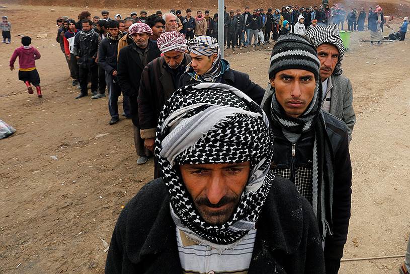 Мосул, Ирак.  Оставшиеся без дома во время операции против террористов «Исламского государства» жители города регистрируются, чтобы попасть в лагерь для беженцев