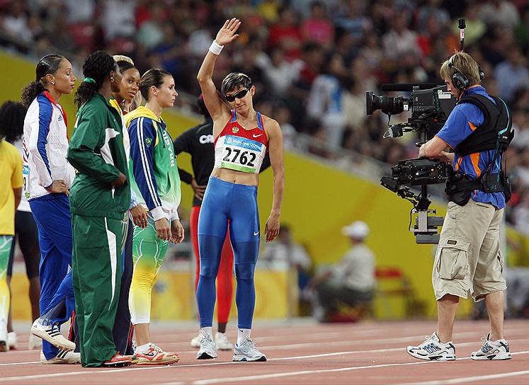 Российская спортсменка Татьяна Лебедева (в центре)