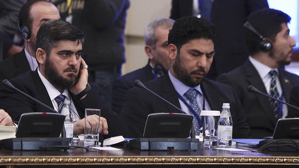 Глава делегации от сирийской оппозиции Мухаммед Аллюш (слева)