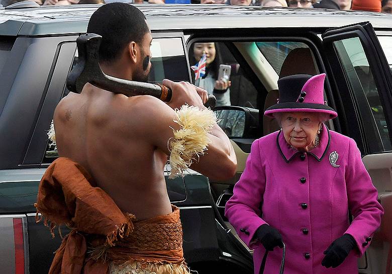 Норидж, Великобритания. Королева Елизавета II во время прибытия на выставку народного искусства и жизни островов Фиджи