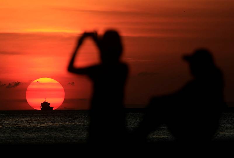 Манила, Филиппины. Местные жители фотографируют закат