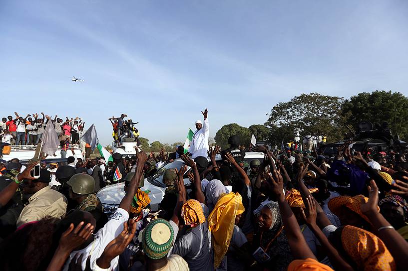 Банжул, Гамбия. Избранный президент страны Адама Бэрроу приветствует своих сторонников после возвращения из Дакара