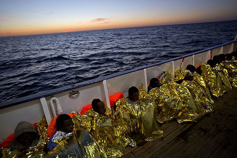 Средиземное море, Ливия. Мигранты из северной Африки на борту спасательного судна организации Proactive Open Arms