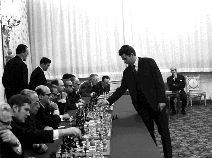В 1970 году Борис Спасский провел сеанс одновременной игры с 19 главами иностранных миссий в Москве (на фото). Итог: 15 побед шахматиста и четыре ничьих