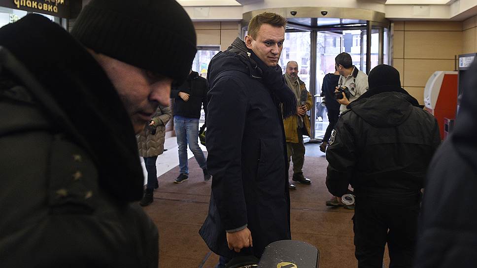 Почему Алексея Навального сопровождали в Киров судебные приставы