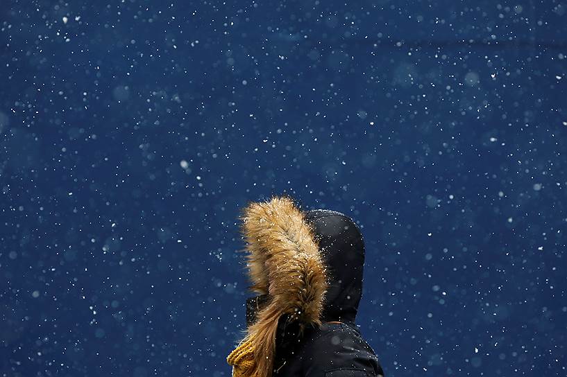 Нью-Йорк, США. Женщина на Таймс-Сквер во время снегопада