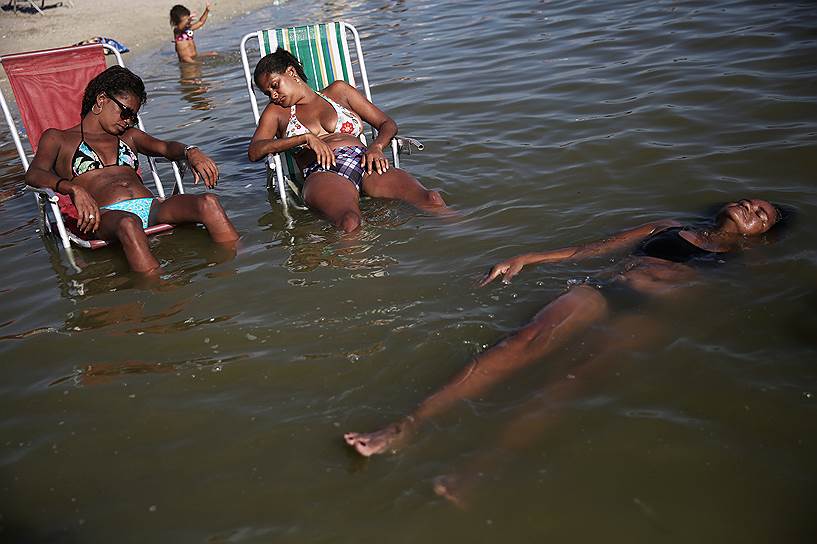Рио-де-Жанейро, Бразилия. Местные жительницы во время отдыха в искусственном озере 