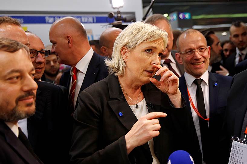 Лидеры президентской гонки во Франции Марин Ле Пен и Франсуа Фийон одновременно оказались в центре громких скандалов, но не теряют надежду к дате выборов поправить свою репутацию