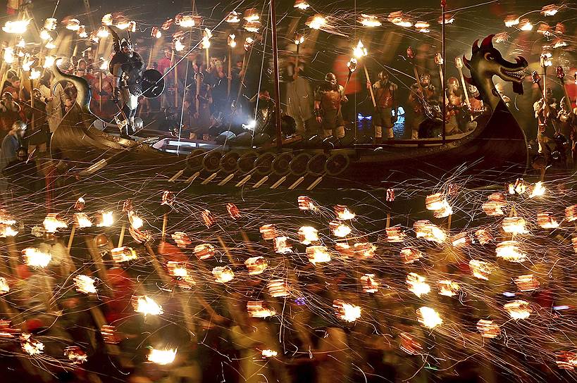 Леруик, Великобртания. Местные жители, одетые в костюмы викингов, во время традиционного фестиваля огня