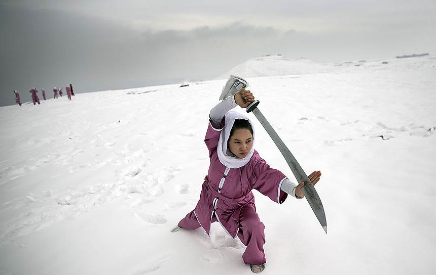 Кабул, Афганистан. Девушка, изучающая боевые искусства Шаолиня, готовится к международным соревнованиям 