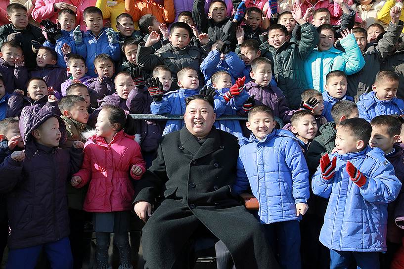Пхеньян, Северная Корея. Ким Чен Ын во время посещения начальной школы для сирот