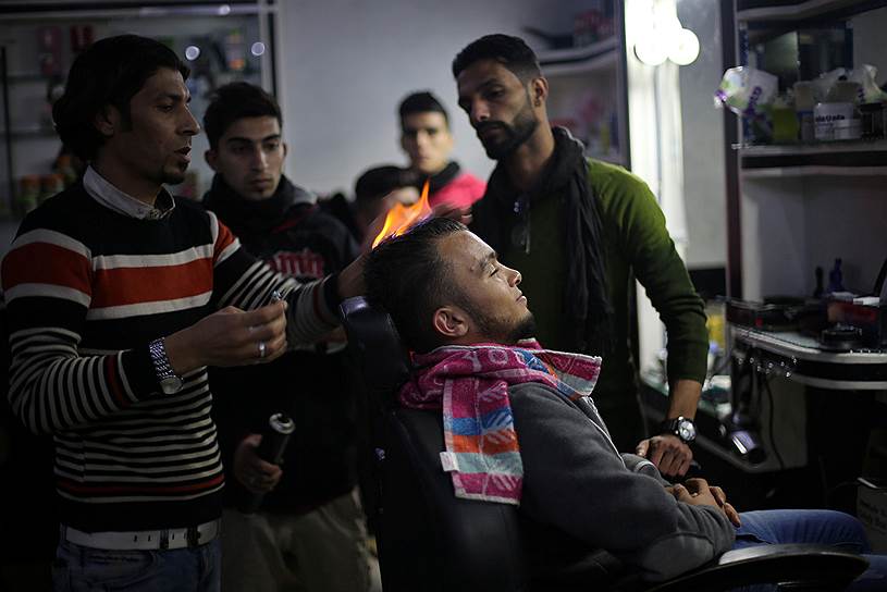 Рафах, Сектор Газа. Парикмахер стрижет посетителей по специальной методике — с применением огня 