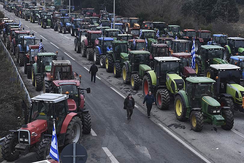 Граница между Грецией и Македонией. Выступая против повышения налогов, греческие фермеры заблокировали границу между двумя странами
