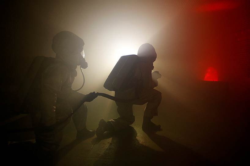 Брест, Франция. Студенты военно-морской школы в специальных масках во время учений по тушению огня на судне