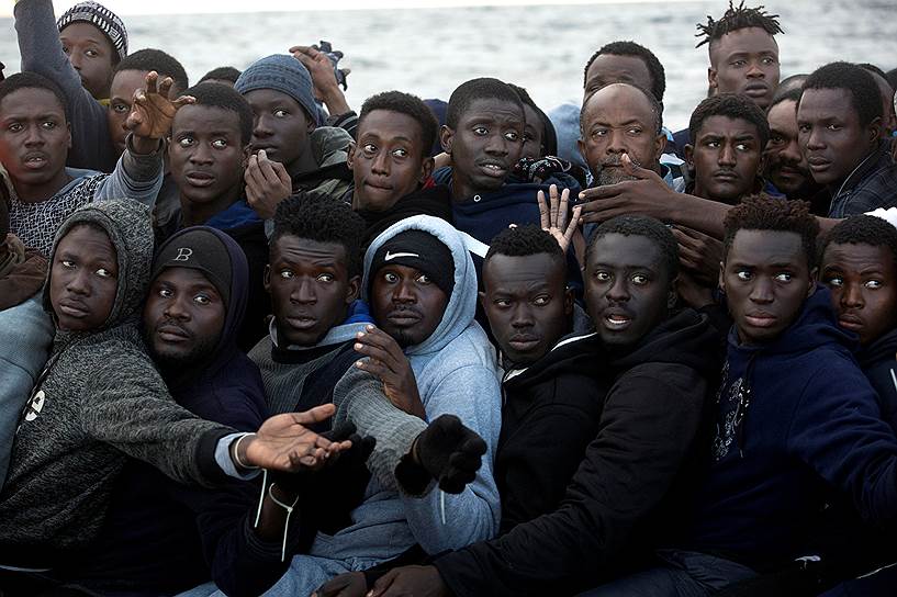 Средиземное море. Мигранты из африканских стран на спасательном судне организации Proactiva Open Arms