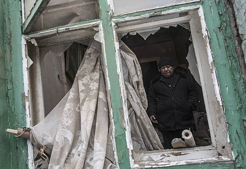 Авдеевка, Украина. Мужчина в доме, пострадавшем от взрывов. Конфликт в Донбассе обострился, с начала недели его жертвами стали около 20 человек