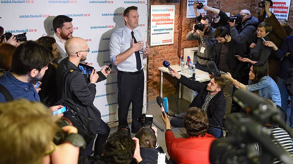 Как лидер незарегистрированной Партии прогресса Алексей Навальный открыл первый предвыборный штаб в Петербурге