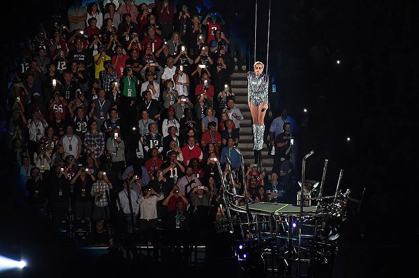 Певица Леди Гага во время выступления