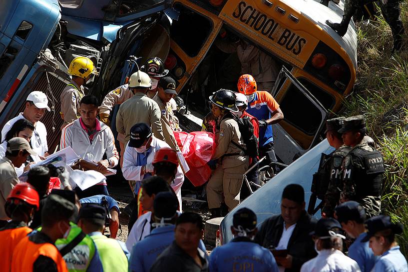 Тегусигальпа, Гондурас. Спасатели и члены Красного Креста помогают жертвам автокатастрофы. В результате столкновения автобуса и грузовика более 20 человек погибли, еще около 40 получили ранения